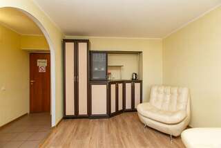 Гостиница Океан Новороссийск Двухкомнатный номер 1 категории (трехместный)-2